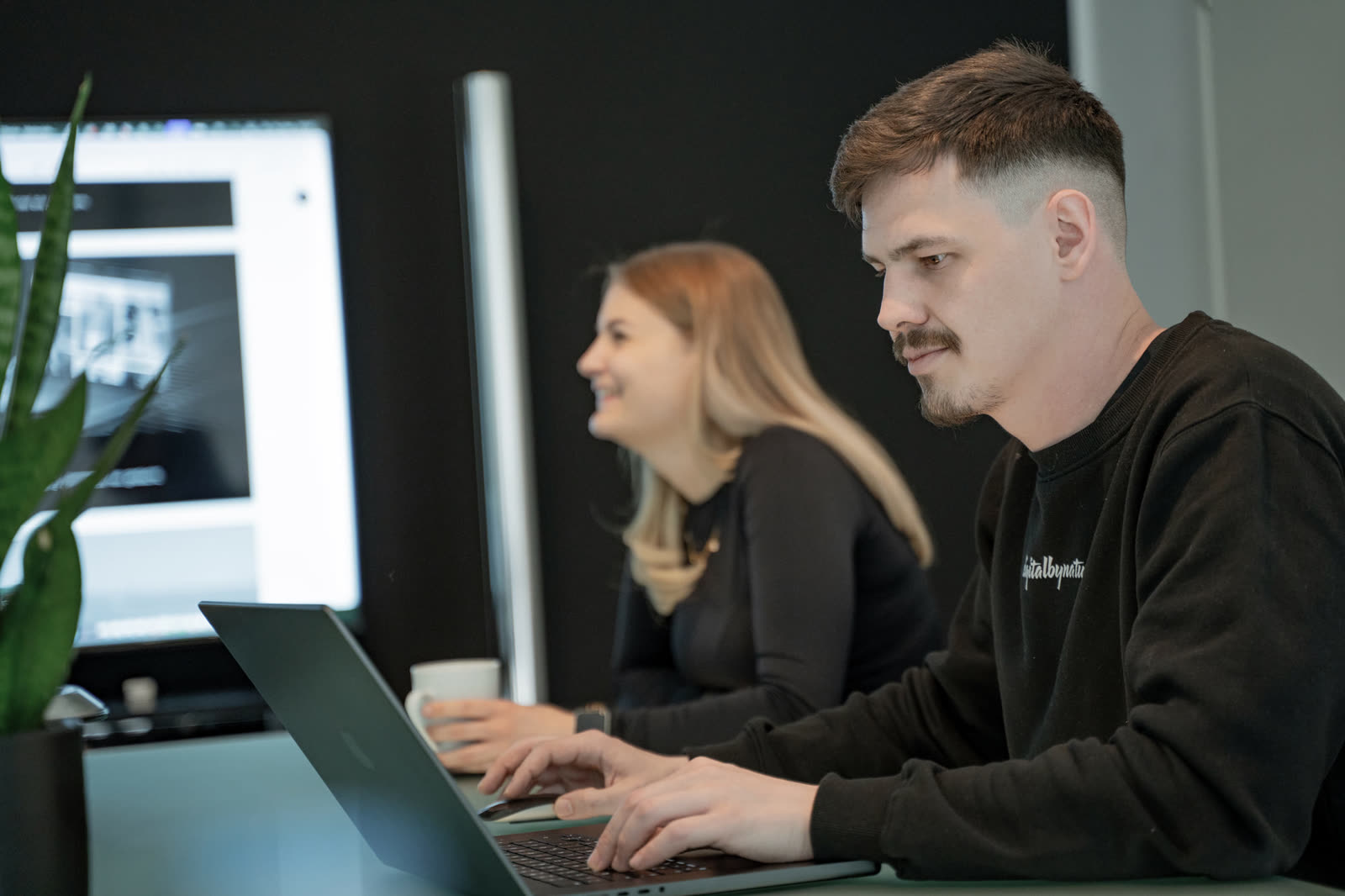 Alexander und Leonie von digitalbynature® bei der Arbeit im Büro