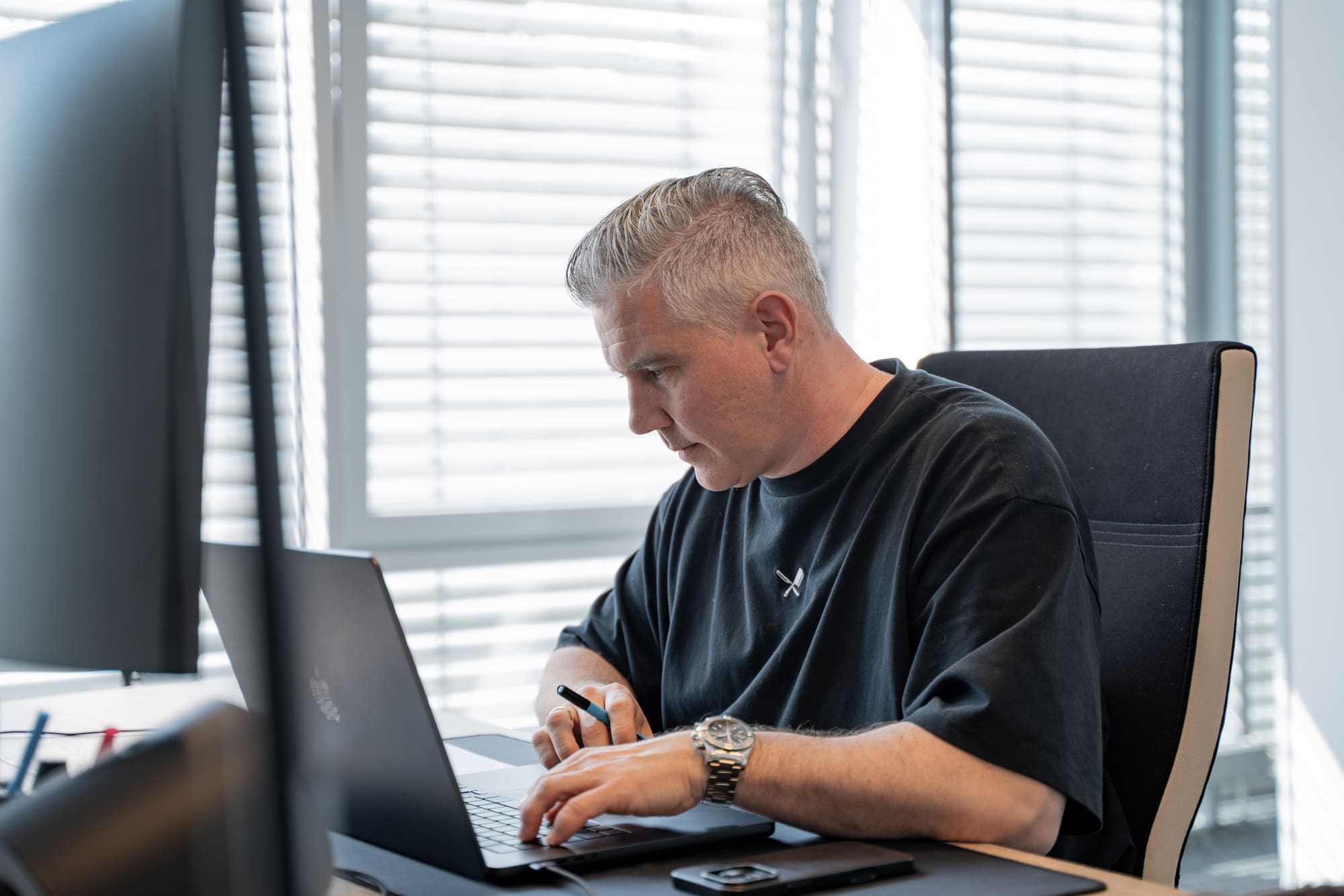 Markus, Geschäftsführer von digitalbynature®, konzentriert bei der Arbeit