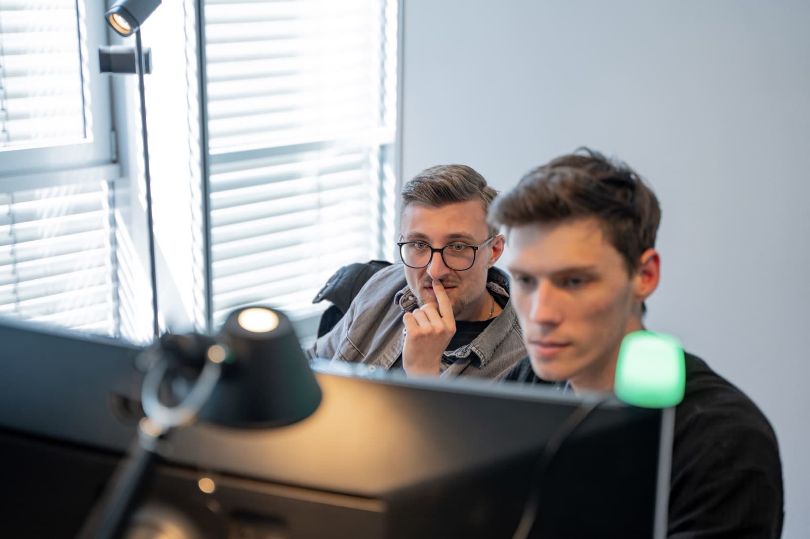 Pascal und Jan von digitalbynature® bei der konzentrierten Zusammenarbeit am Bildschirm