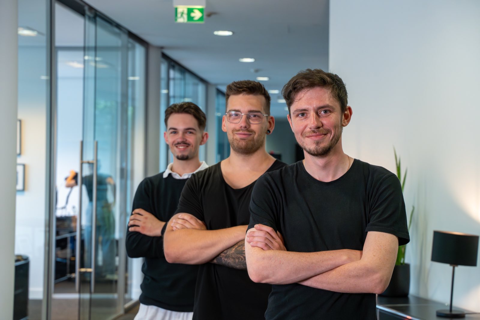 Entwicklungsteam am Schreibtisch bei digitalbynature