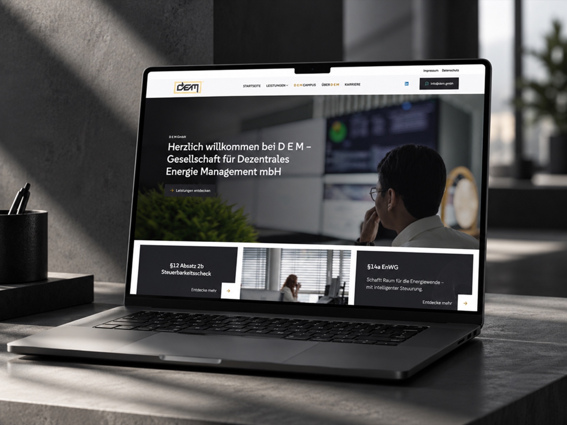 DEM — Website im Einsatz auf dem MacBook