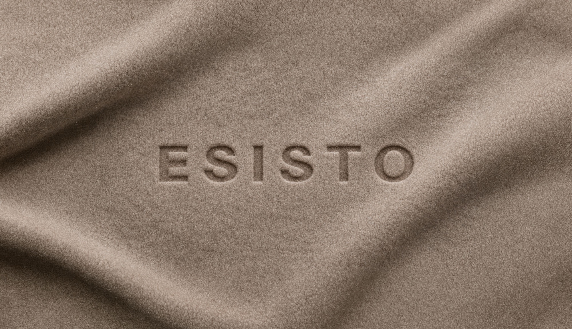 ESISTO — Wortmarke in weichen beigen Cashmere-Stoff geprägt, Case-Study von digitalbynature