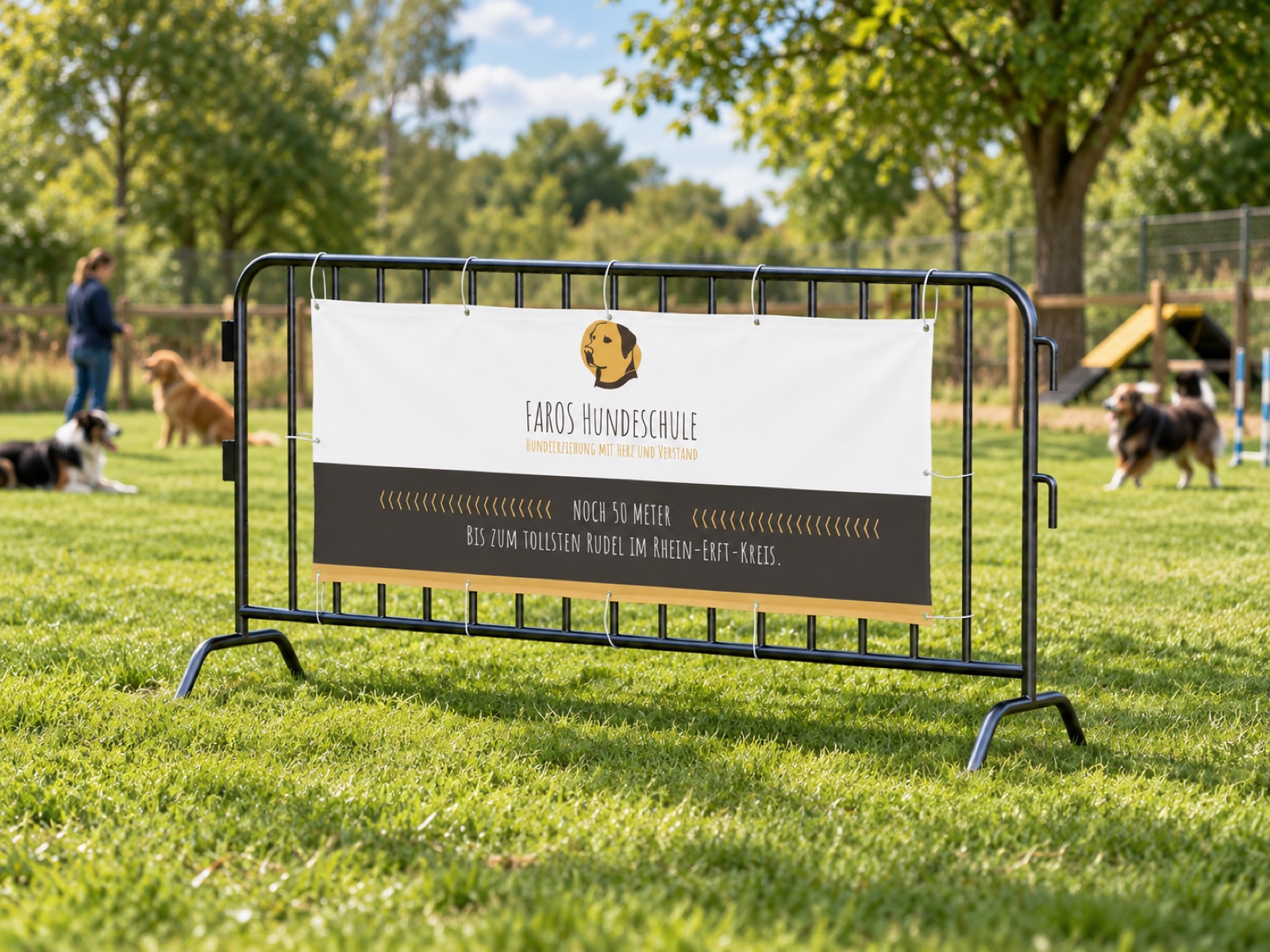 FAROS Hundeschule — gebrandeter Banner am Hundeplatz mit spielenden Hunden, Case-Study von digitalbynature