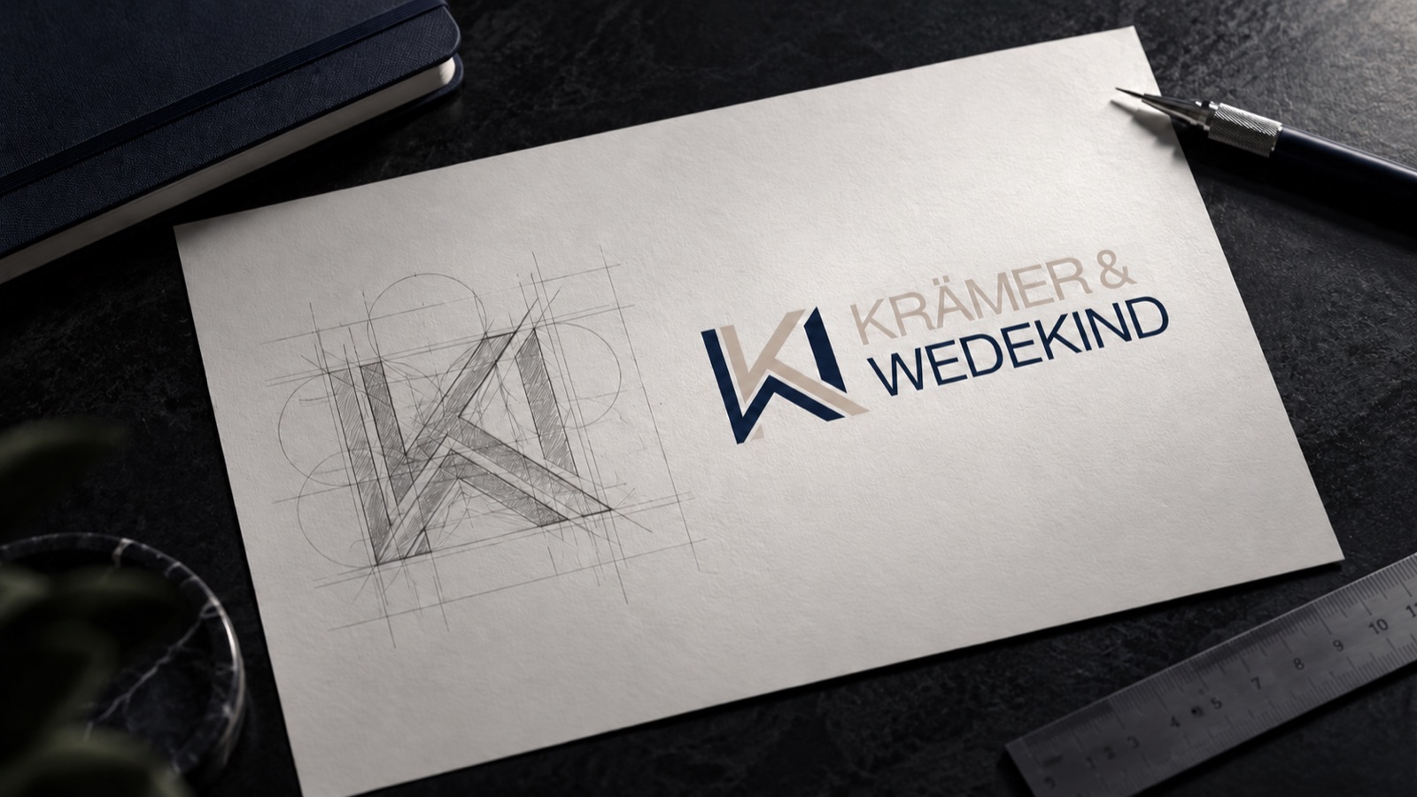 Krämer & Wedekind — Logo-Konstruktion: Skizze der verbundenen Initialen K und W neben der finalen Wortmarke, Case-Study von digitalbynature