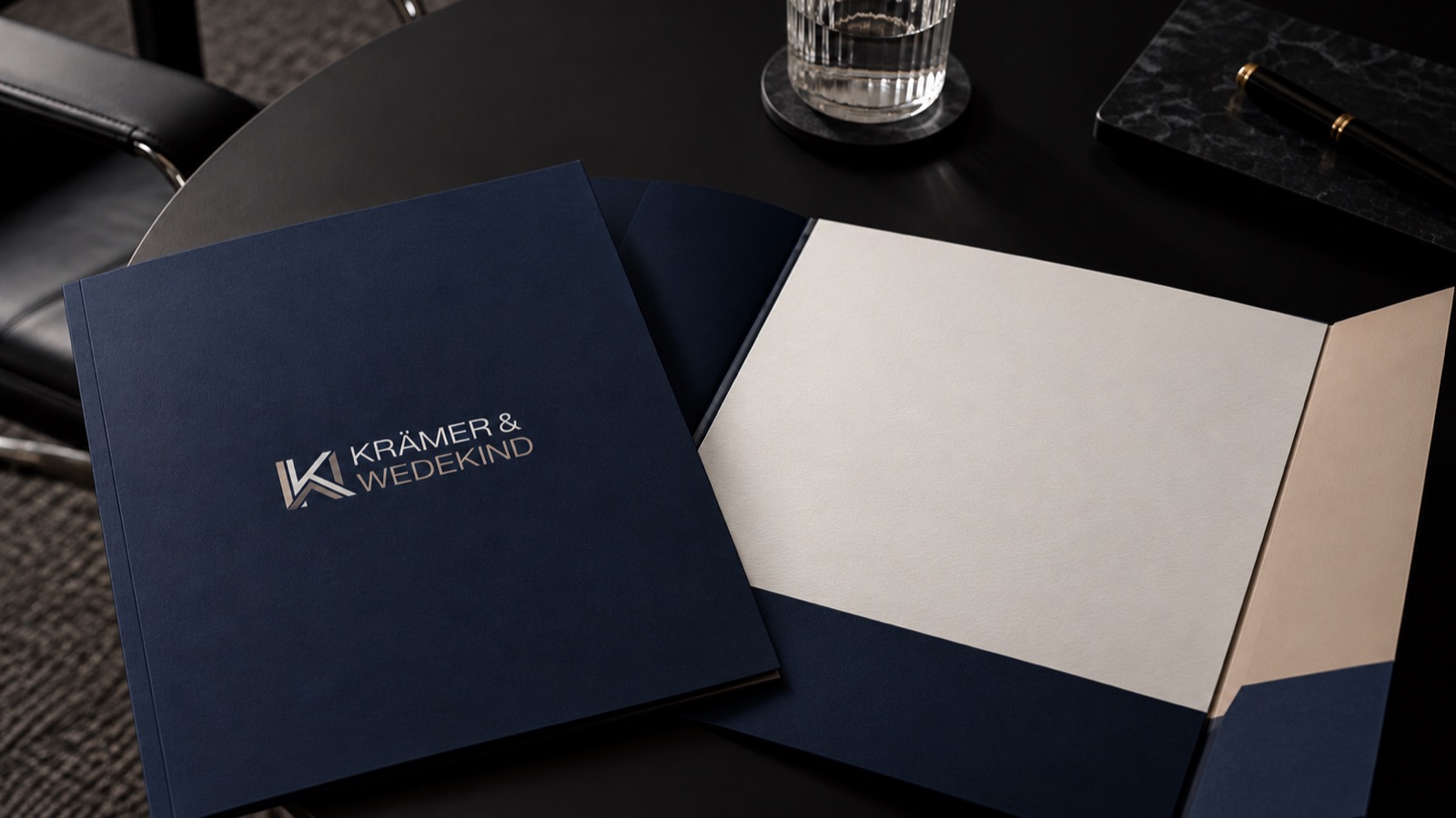 Krämer & Wedekind — dunkelblaue Präsentationsmappe mit KW-Logo und Offwhite-Einleger, Case-Study von digitalbynature