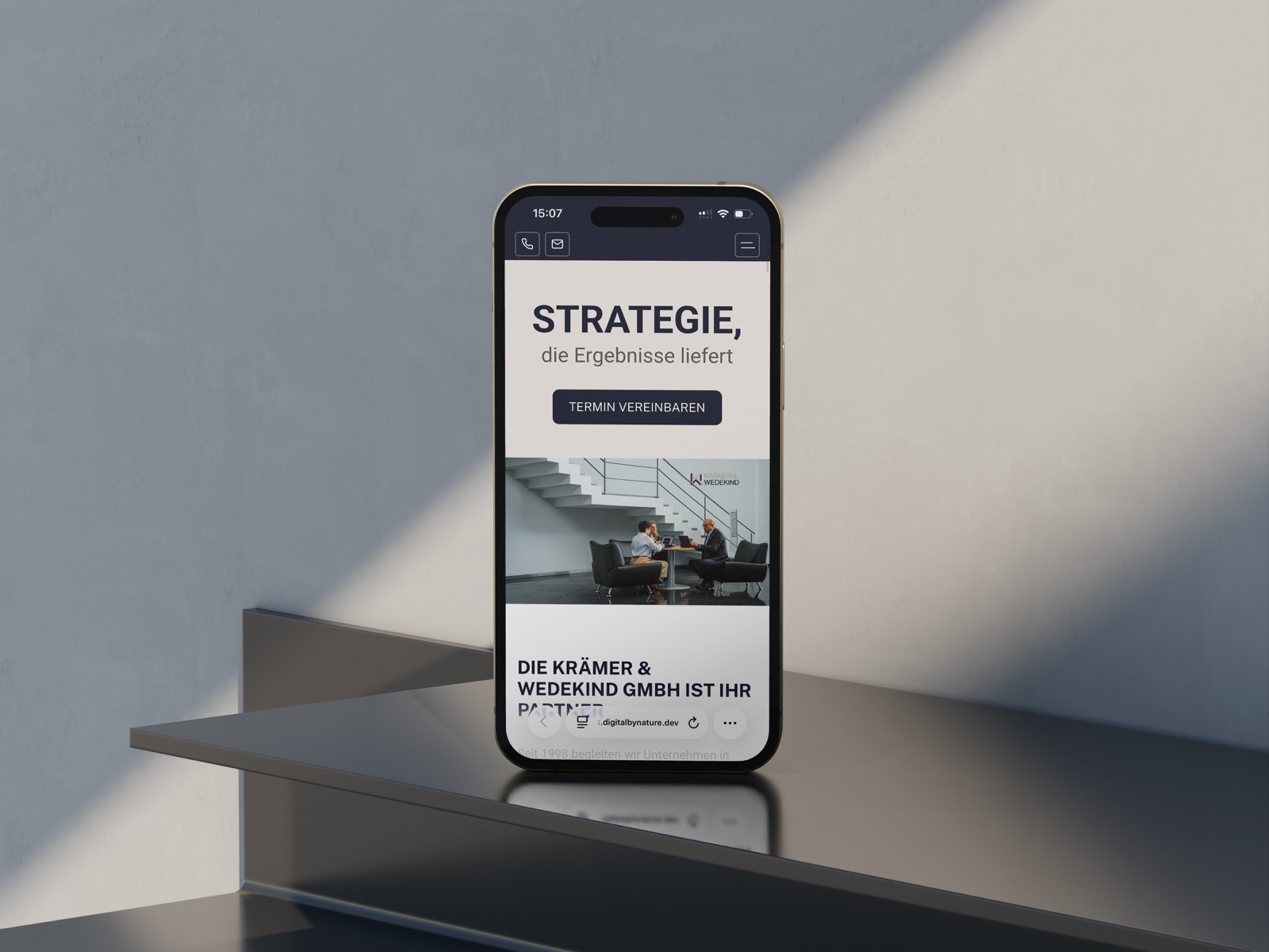 Krämer & Wedekind — die Website „Strategie, die Ergebnisse liefert“ auf dem Smartphone, Case-Study von digitalbynature