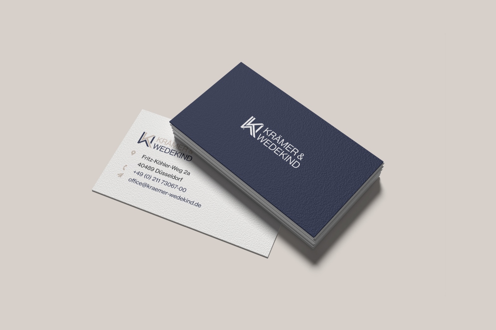 Krämer & Wedekind — Visitenkarten in Navy und Offwhite mit dem KW-Logo, Case-Study von digitalbynature