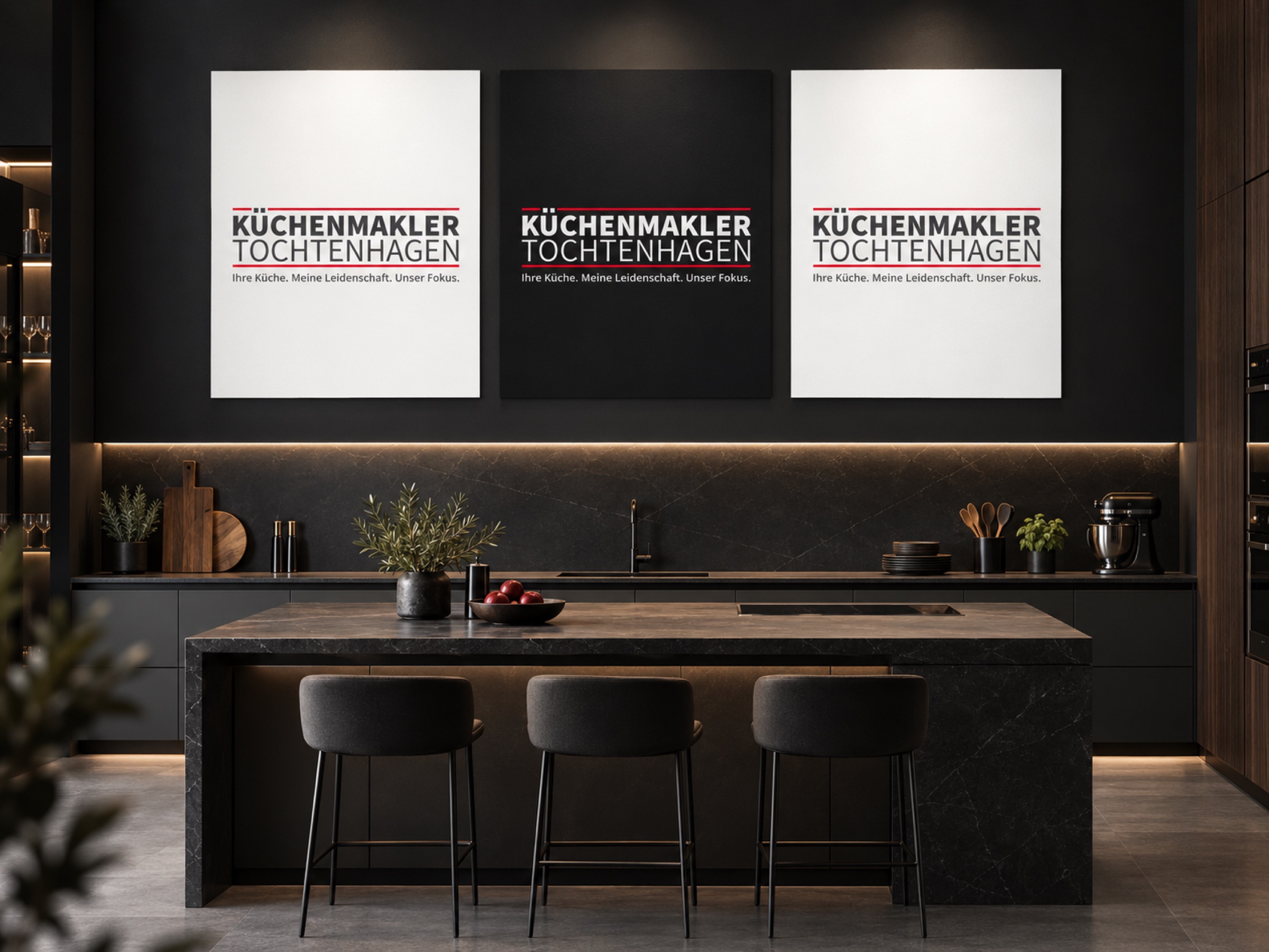Küchenmakler Tochtenhagen — edle dunkle Designküche mit Marmor-Kochinsel und drei Logo-Leinwänden an der Wand, Case-Study von digitalbynature
