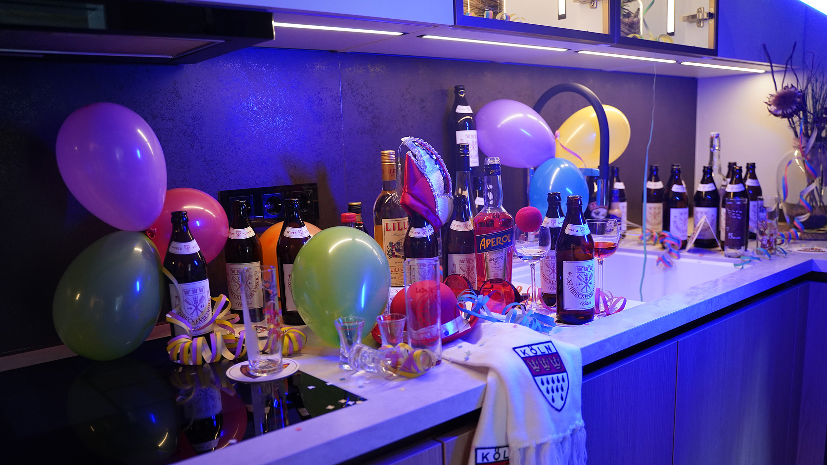 Küchenmakler Tochtenhagen — die Partytheke in Karnevalsstimmung mit farbigem Licht, Case-Study von digitalbynature