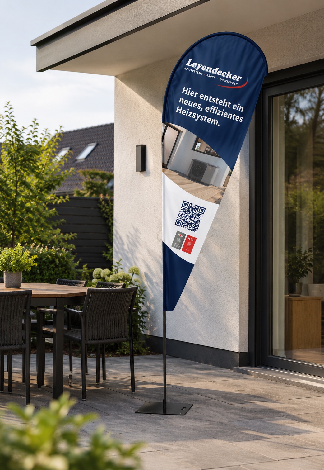 Leyendecker — Teardrop-Flag „Hier entsteht ein neues, effizientes Heizsystem“ mit QR-Code, Case-Study von digitalbynature