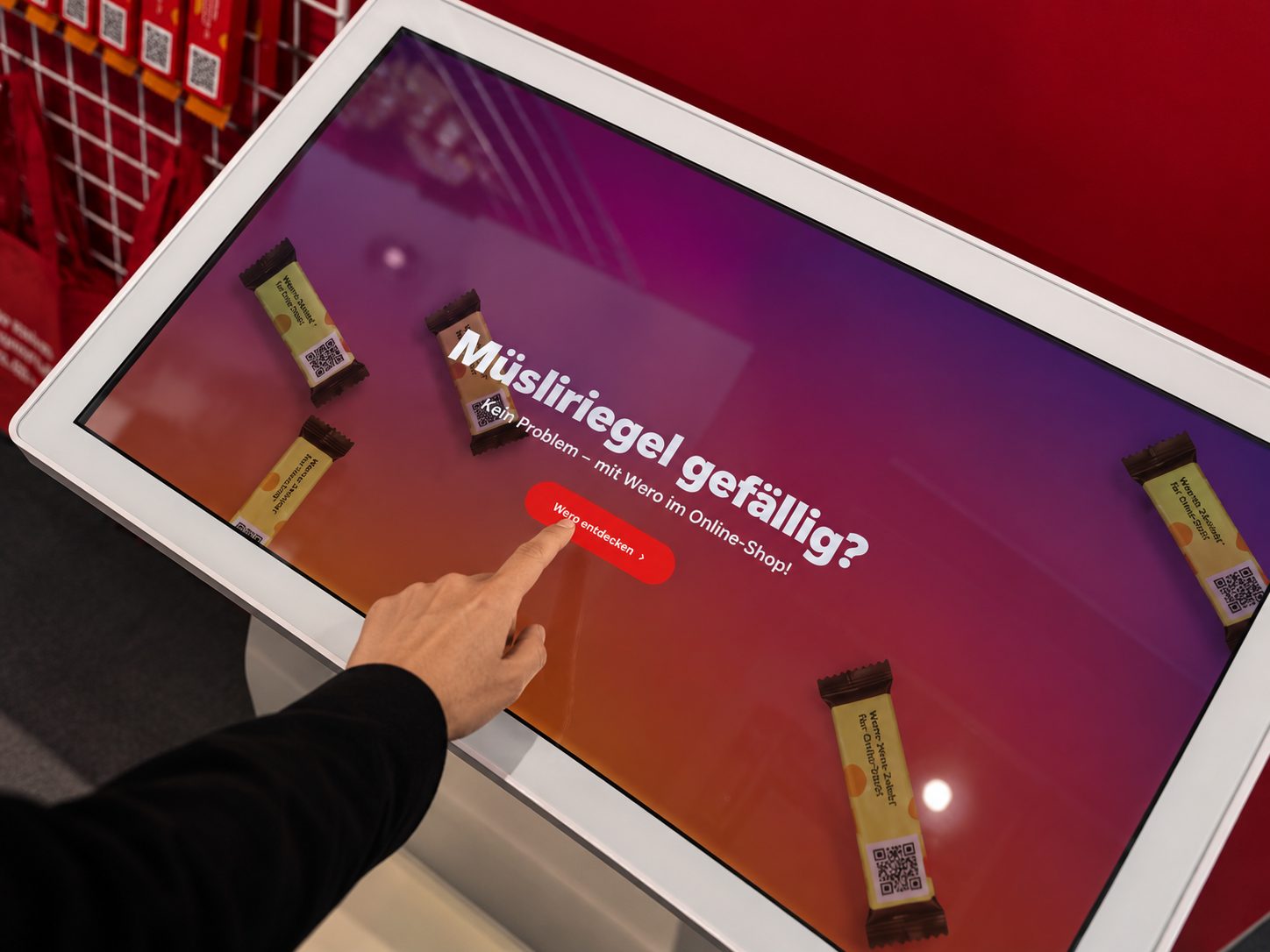 Wero Dummy Shop — Besucher startet die Shop-Demo am Messeterminal, Case-Study von digitalbynature