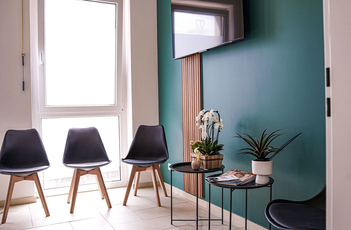 Dasselbe Wartezimmer nach dem Interior Design — fertig eingerichtet