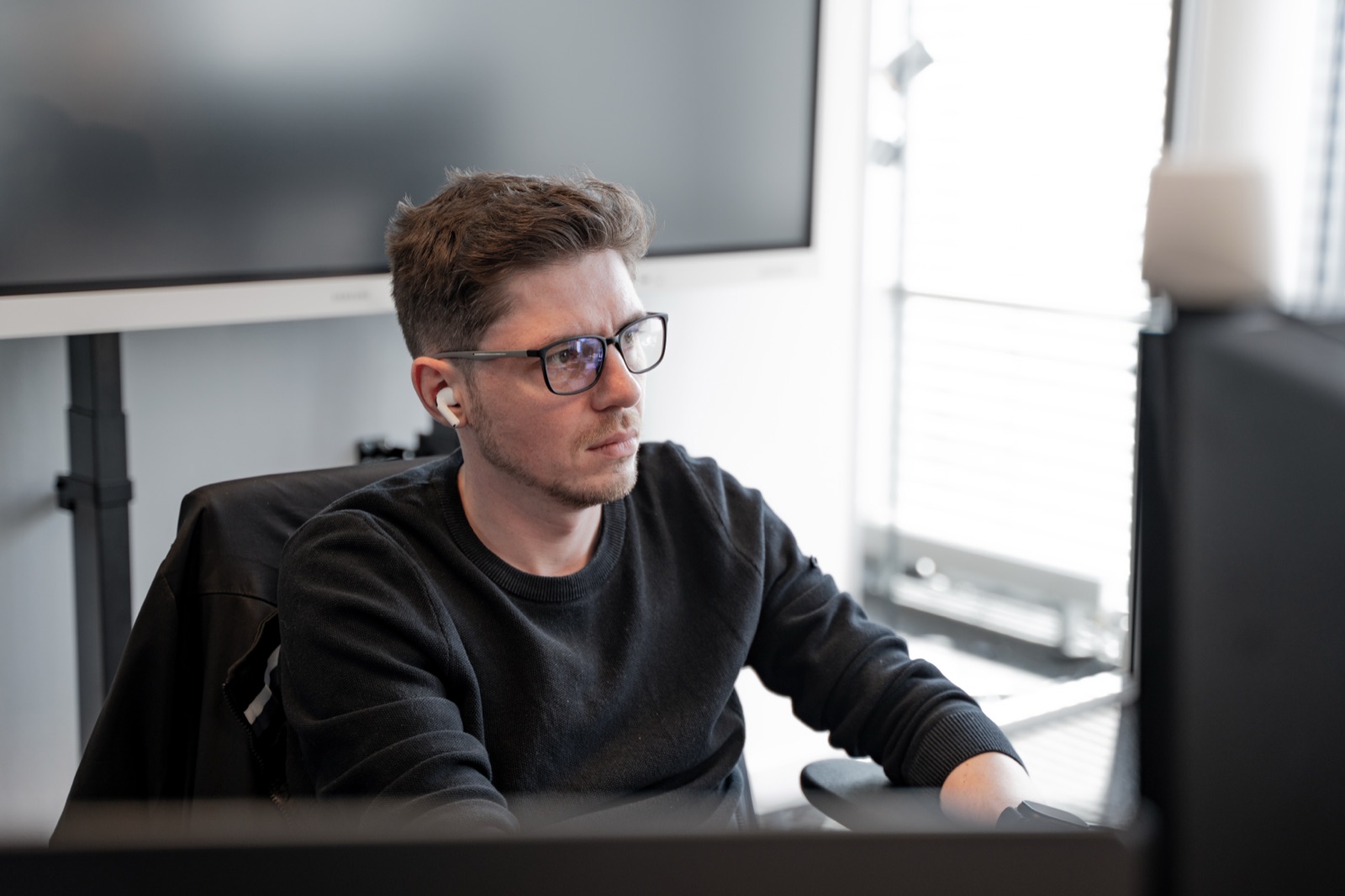 Entwickler von digitalbynature® konzentriert am Monitor