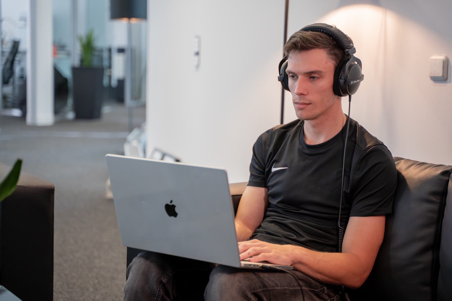 Entwickler von digitalbynature® mit Kopfhörern am Monitor