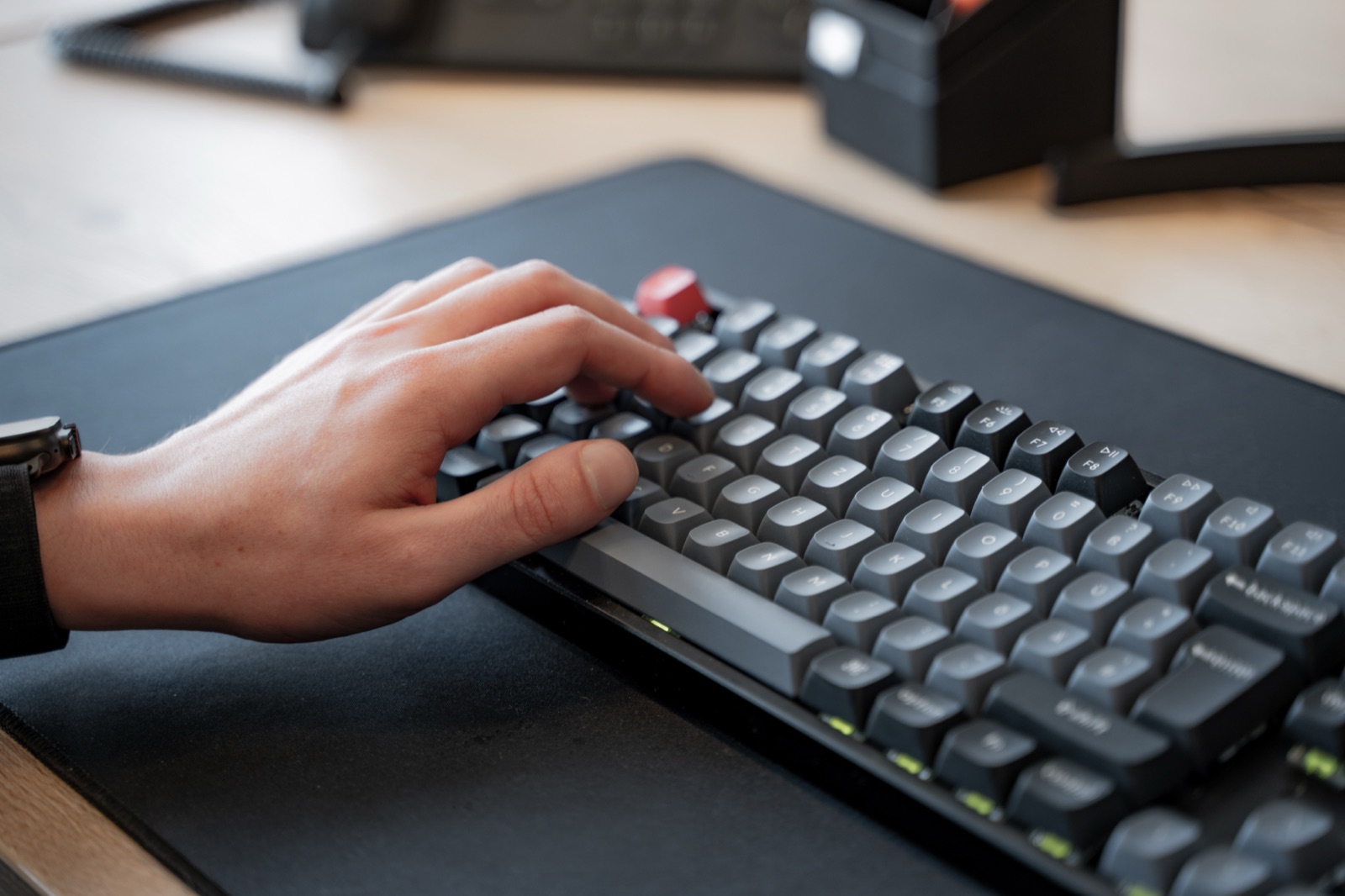 Nahaufnahme einer mechanischen Tastatur am Arbeitsplatz von digitalbynature®