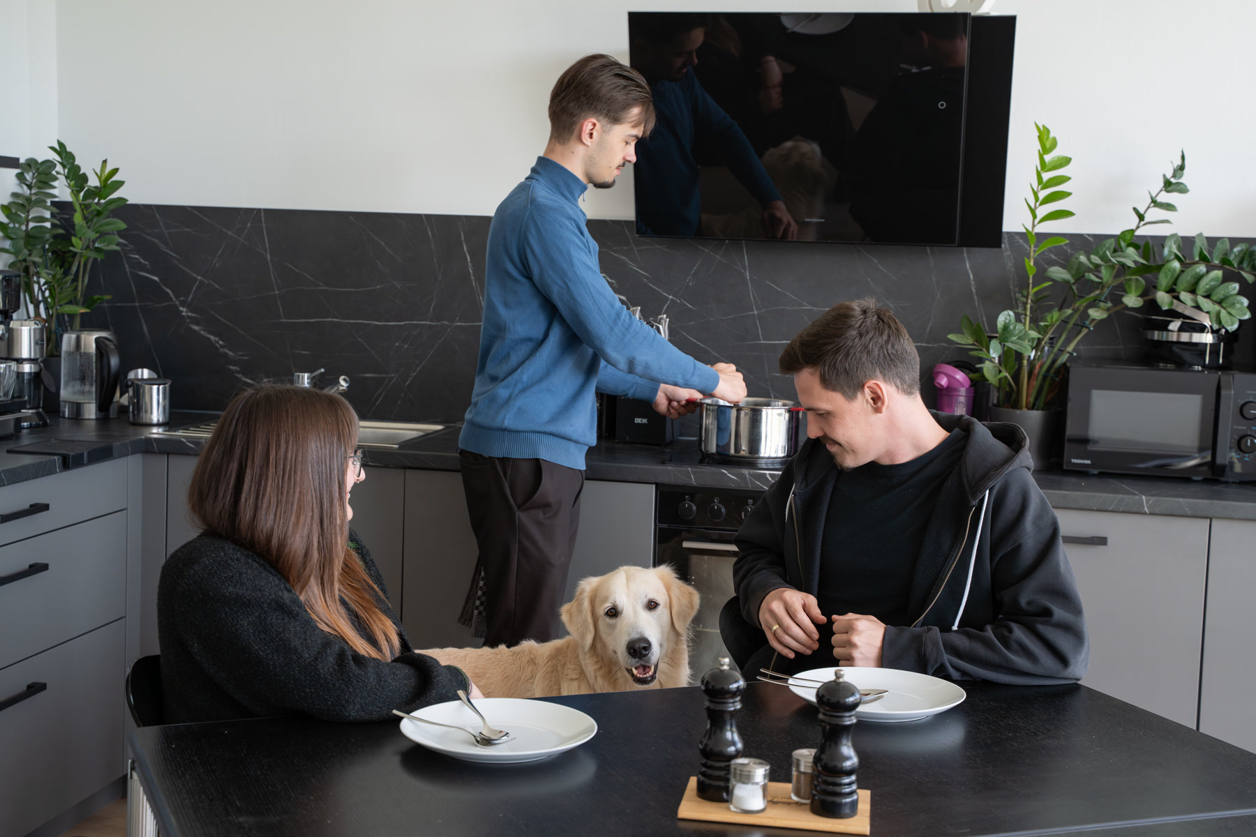 Team von digitalbynature® in der Büroküche mit Hund