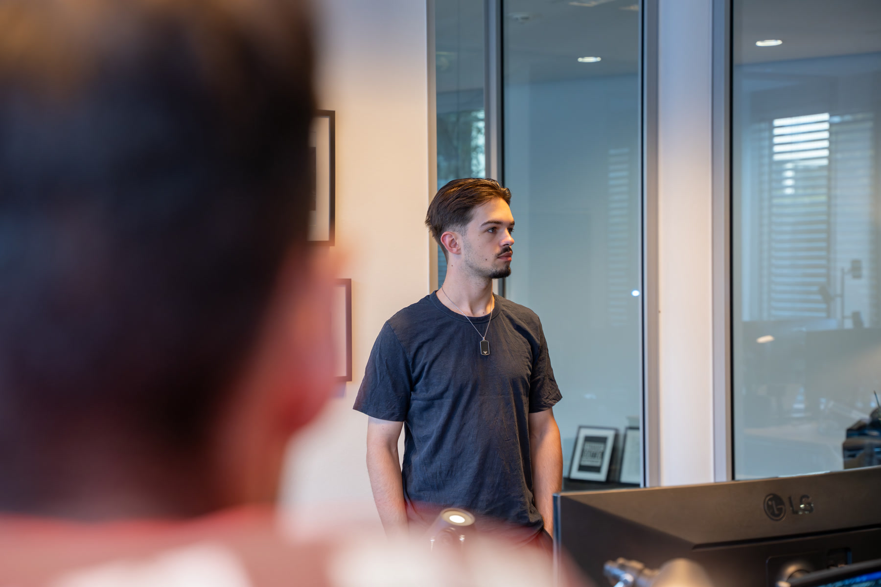 Mitarbeiter von digitalbynature® mit Kaffee am Arbeitsplatz