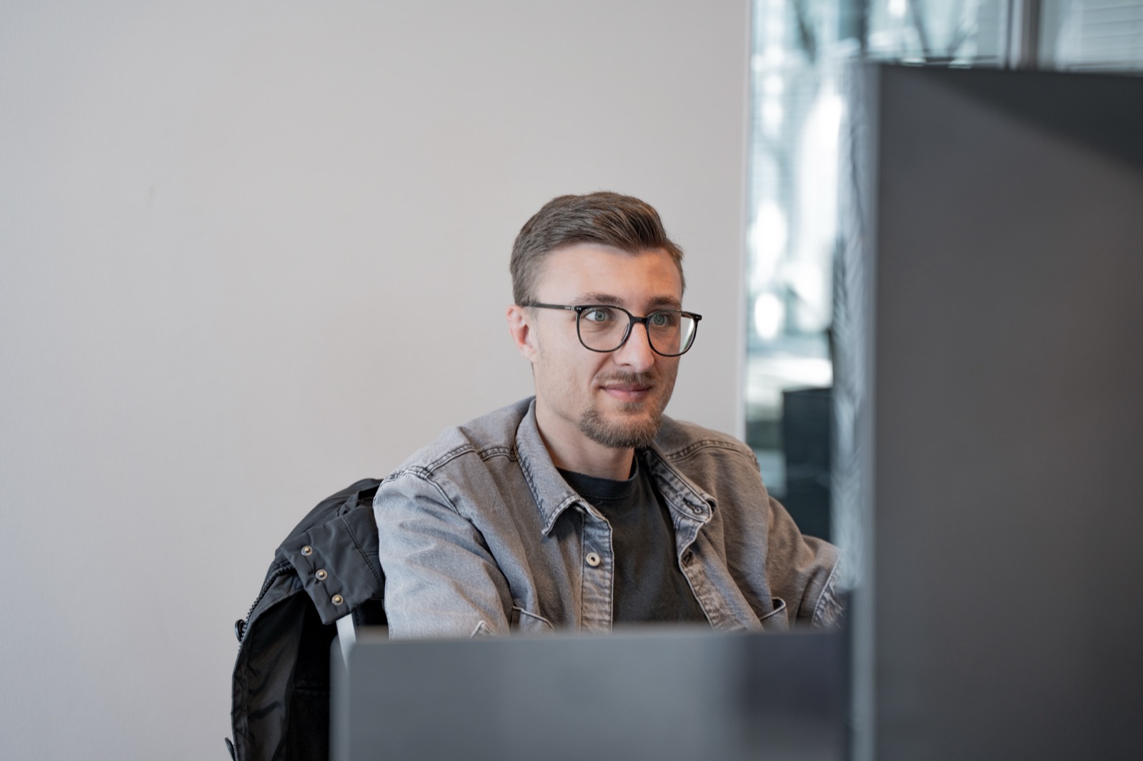 Mitarbeiter von digitalbynature® konzentriert am Arbeitsplatz