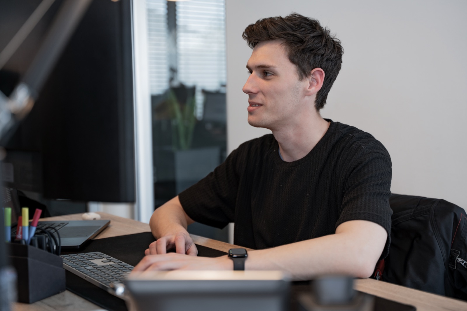 Mitarbeiter von digitalbynature® nachdenklich am Arbeitsplatz
