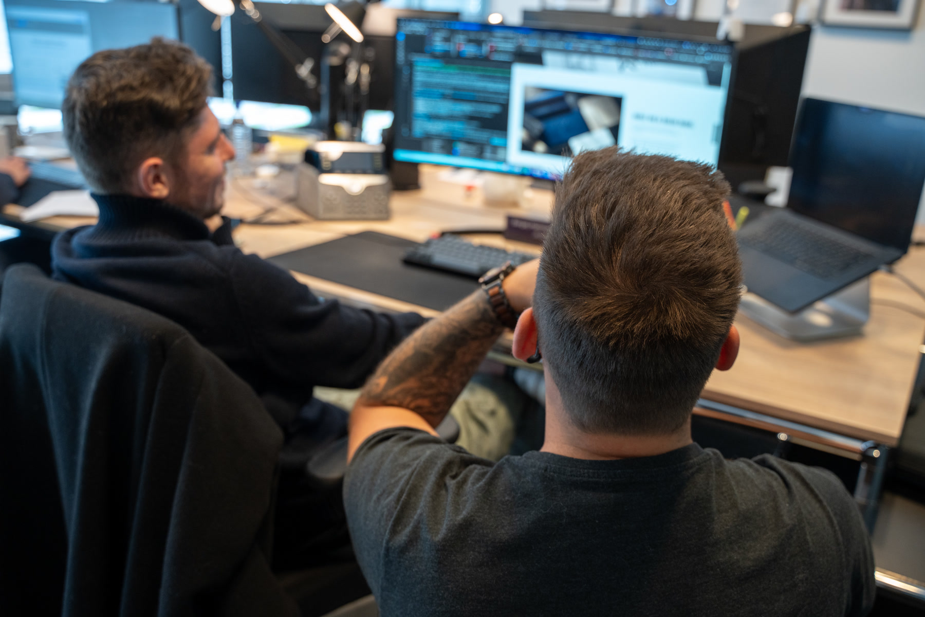 Zwei Personen von digitalbynature® beim Review an den Monitoren