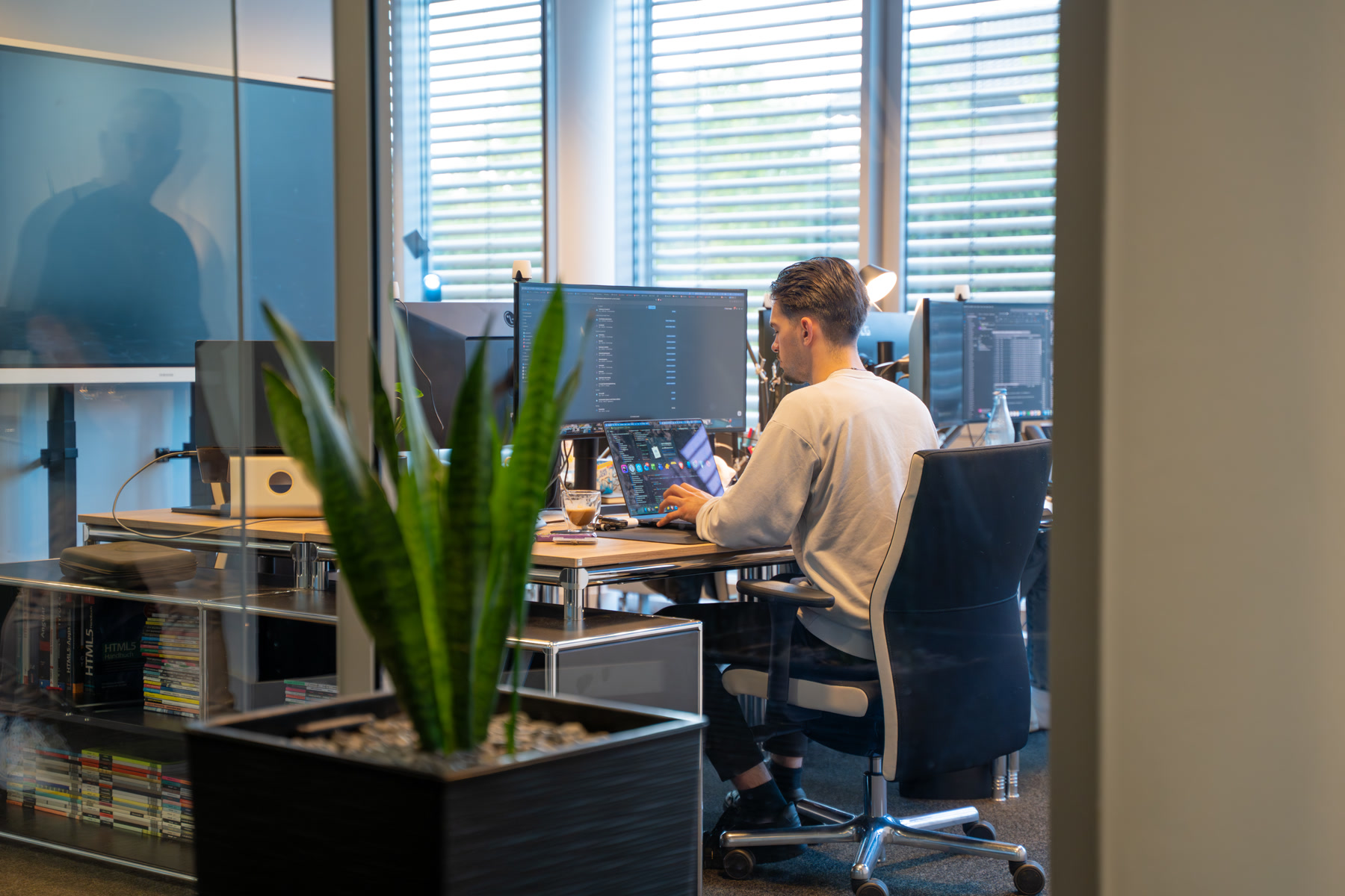 Mitarbeiter von digitalbynature® am Steharbeitsplatz im Studio Heppendorf