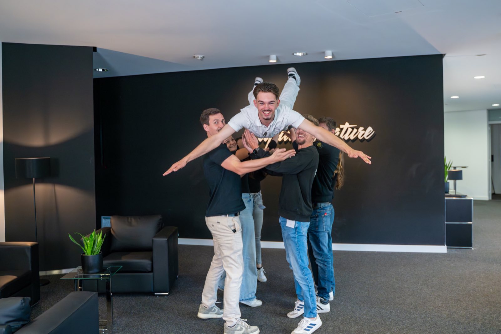 Team von digitalbynature® bei der gemeinsamen Arbeit am Konferenztisch